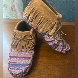 Lamo Fringed Moccasin-Style Shoes with Pattern Sz 8